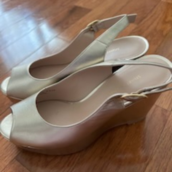 Gold Stuart Weitzman sling back platform wedge heels - Picture 3 of 4